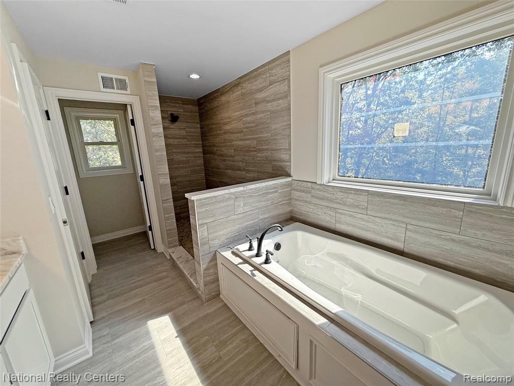7118 Oak Ridge Court, Clarkston, MI 48348 — Photo 17