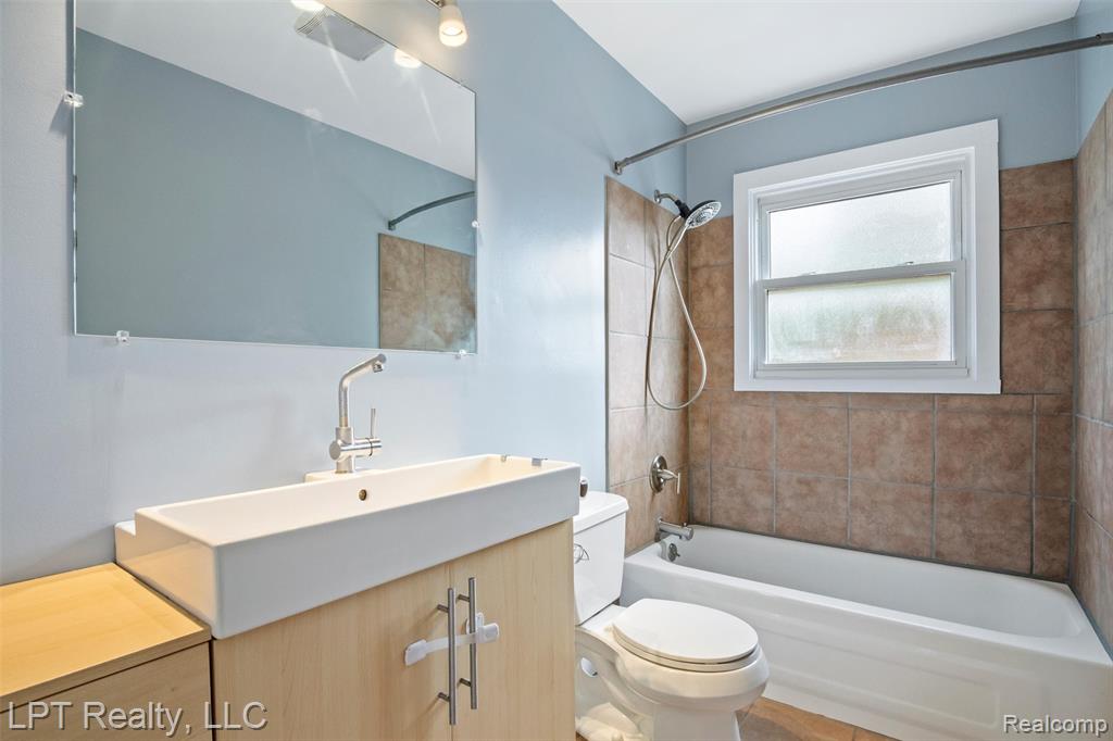 38201 Carolon Boulevard, 17B, Westland, MI — Photo 16