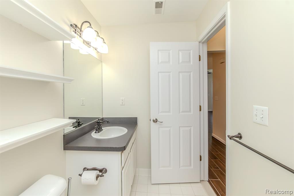 8106 CHESAPEAKE Circle, Walled Lake, MI 48390 — Photo 26