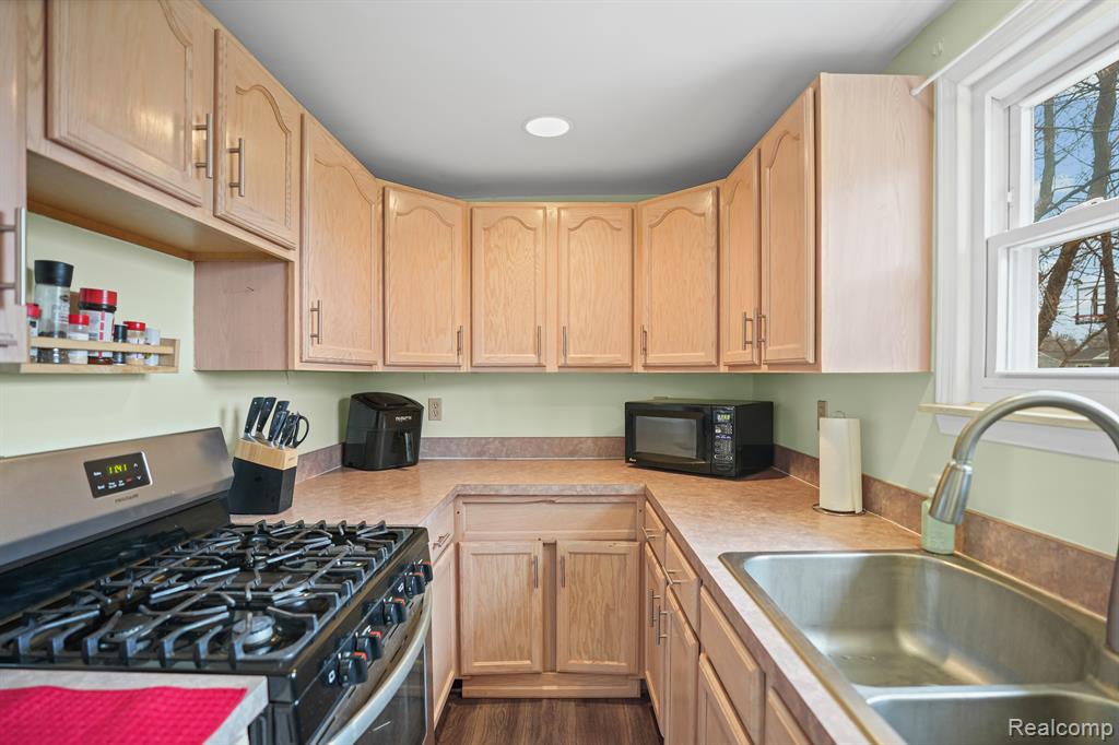 9110 GEORGETTE Street, White Lake, MI — Photo 11