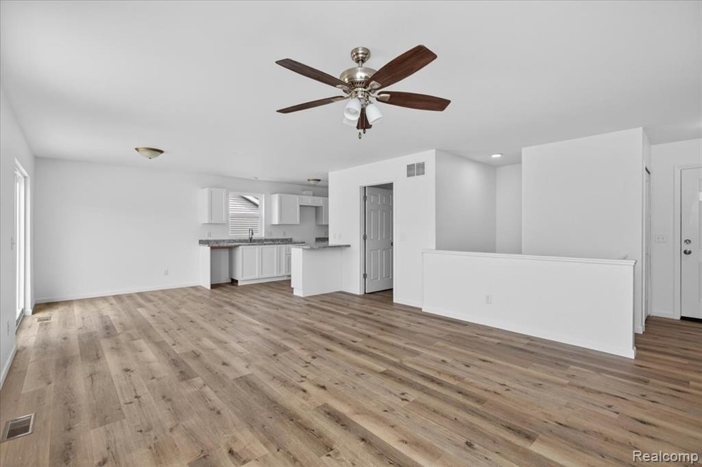 3150 Daisy Way, Burton, MI 48519 — Photo 4
