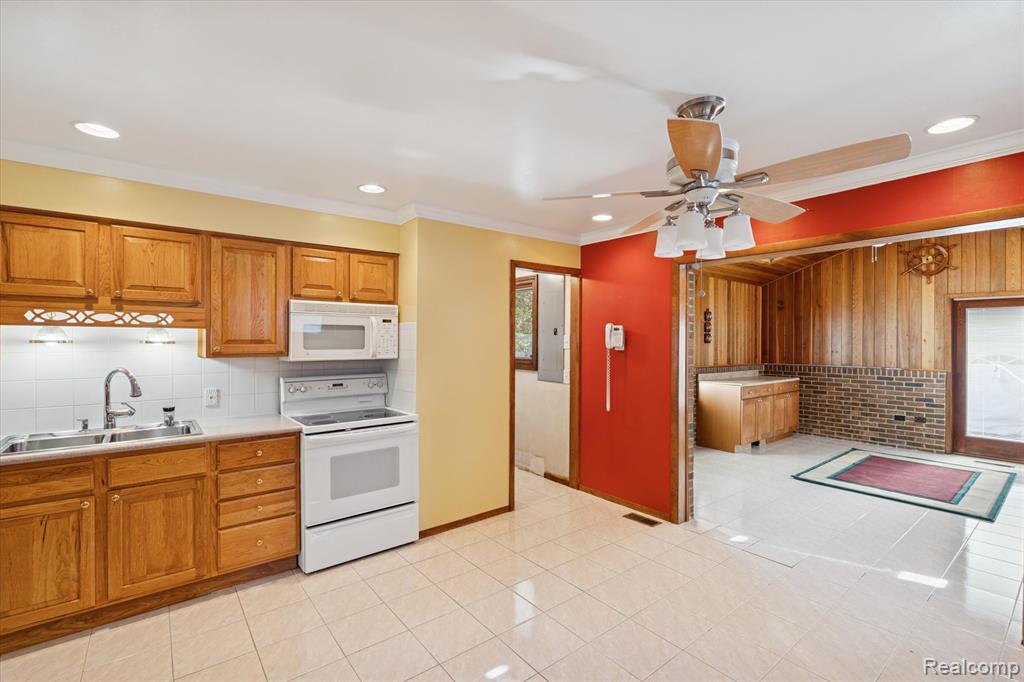 1560 Odette, Hartland, MI 48353 — Photo 13