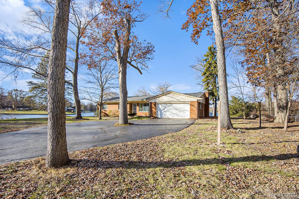 736 Beachway Drive, White Lake, MI 48383 — front exterior