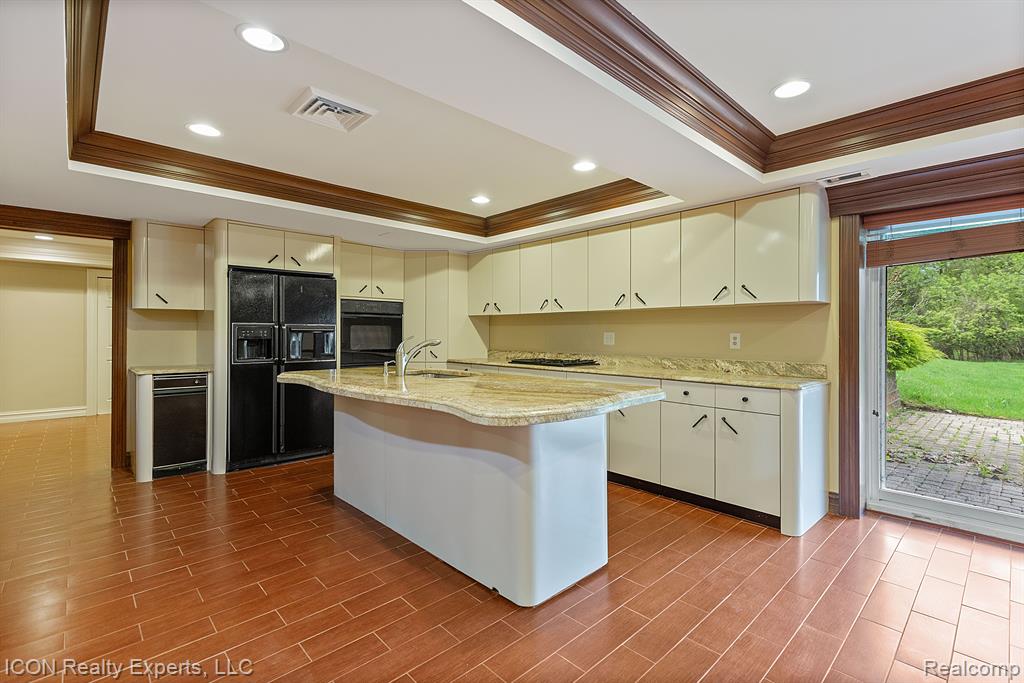 5215 DEER RUN Circle, Orchard Lake Village, MI 48323 — Photo 34