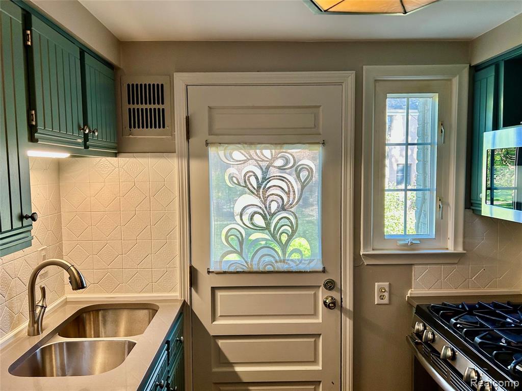 718 Graefield Court, Birmingham, MI 48009 — Photo 8