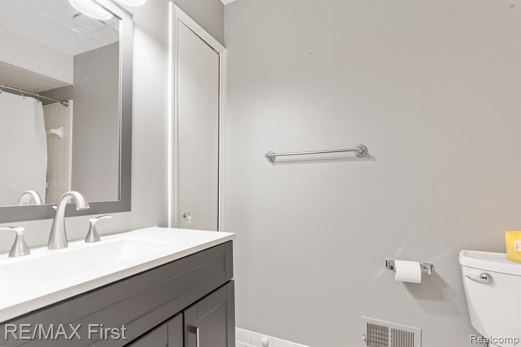 41450 AMBERCREST Drive, Sterling Heights, MI 48314 — Photo 8