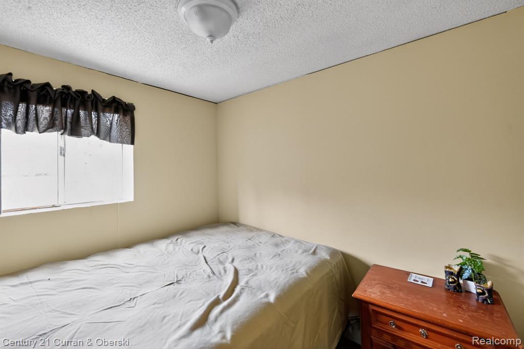10 S Imperial Drive, MI 48763 — Photo 12