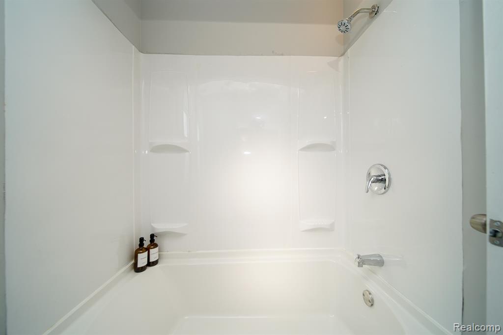 750 E Hayes Avenue, Hazel Park, MI 48030 — Photo 31