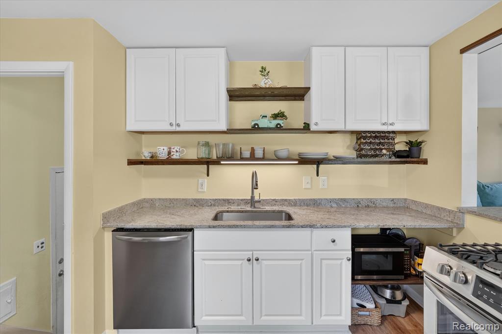 852 Manor Drive, Milford, MI 48381 — Photo 14