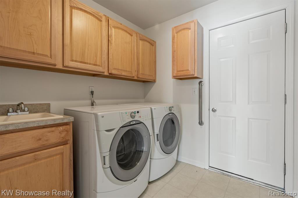 462 Woodhaven Drive, Commerce Twp, MI 48390 — Photo 18