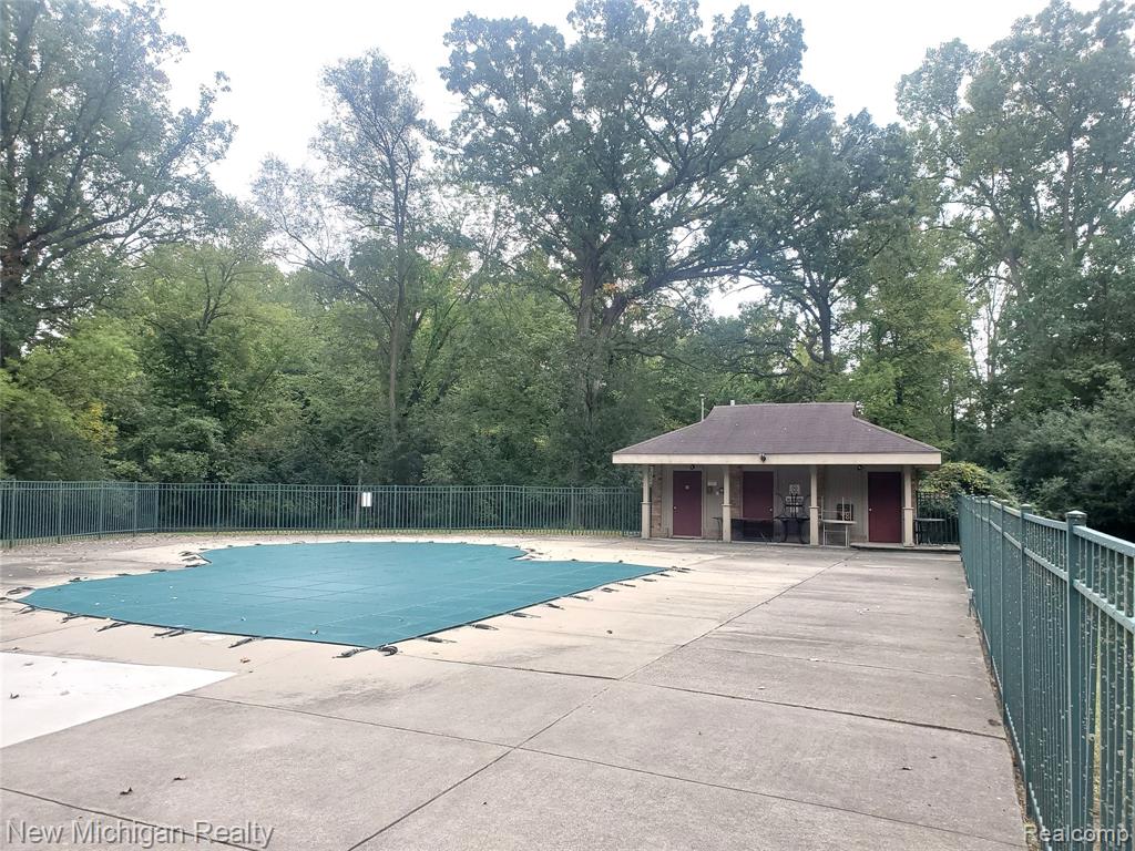673 Oakbrook W, Rochester Hills, MI 48307 — Photo 34