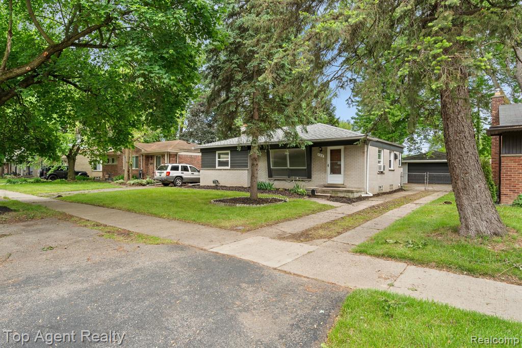 9319 MERRIMAN Road, Livonia, MI 48150 — Photo 45