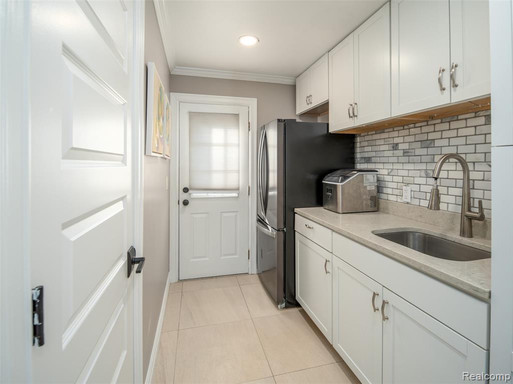 23750 E River Road, Grosse Ile, MI, 48138