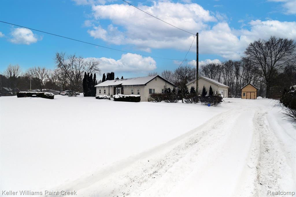 635 JOSLYN Road, Lake Orion, MI 48362 — Photo 2