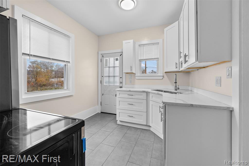 556 Leicester Court, Detroit, MI 48202 — Photo 12