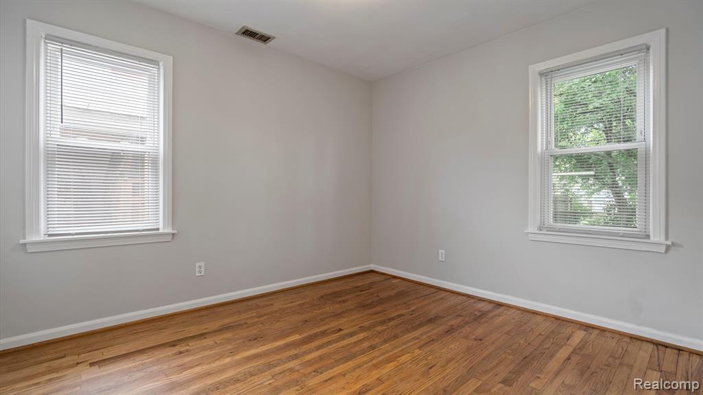 421 W MOREHOUSE Avenue, Hazel Park, MI 48030 — Photo 9