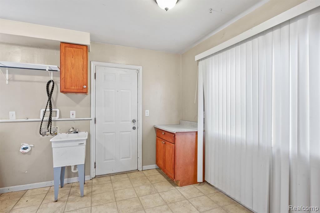 5684 GERTRUDE Street, Dearborn Heights, MI 48125 — Photo 12
