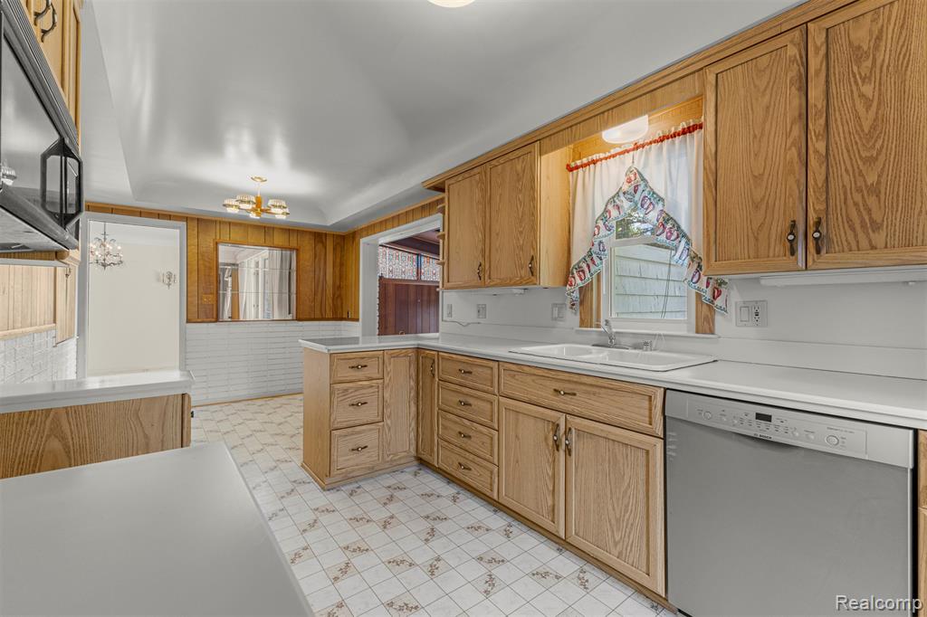 25429 Graceland Circle, Dearborn Heights, MI 48125 — Photo 8