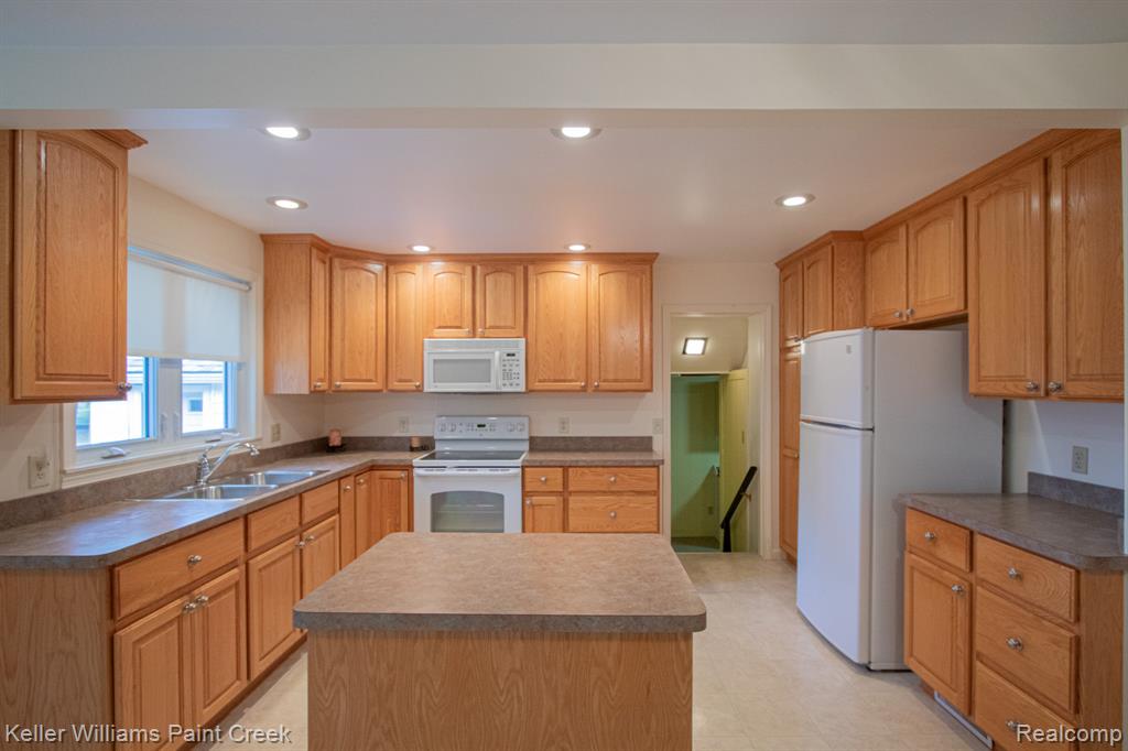 239 Almont Avenue, Almont, MI 48003 — Photo 6