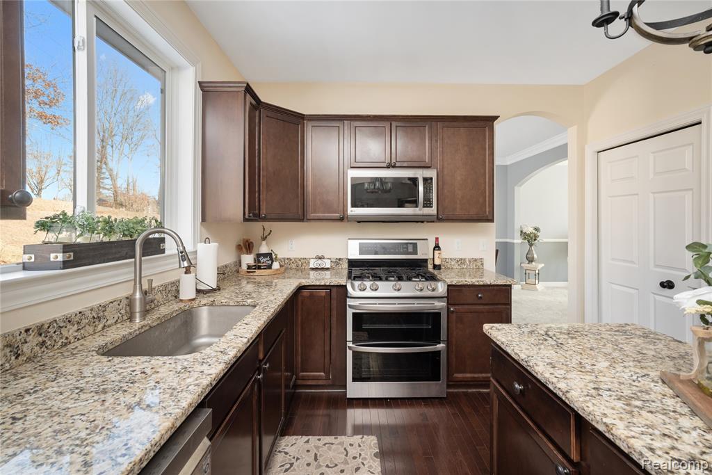 529 Napa Valley Drive, Milford, MI 48381 — Photo 9