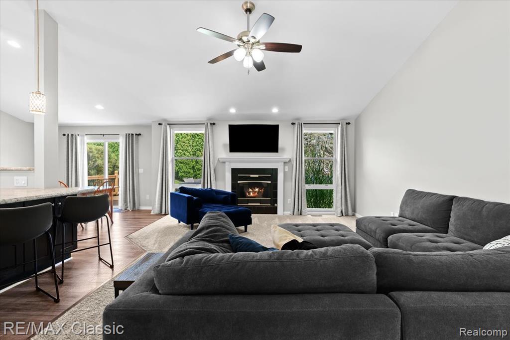4176 W Pointe Drive, Waterford, MI 48329 — Photo 7