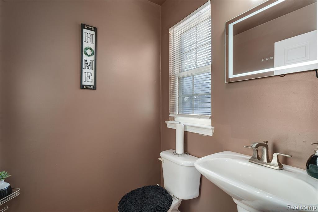 6235 Crystal Lake Drive, Romulus, MI 48174 — Photo 15