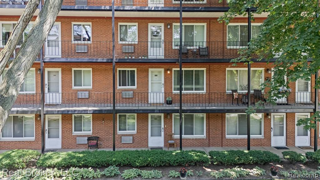 2915 W 13 Mile Road, 207, Royal Oak, MI 48073