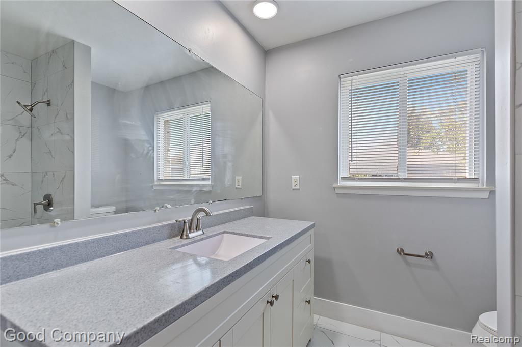 22048 Hampton Court, Woodhaven, MI 48183 — Photo 21
