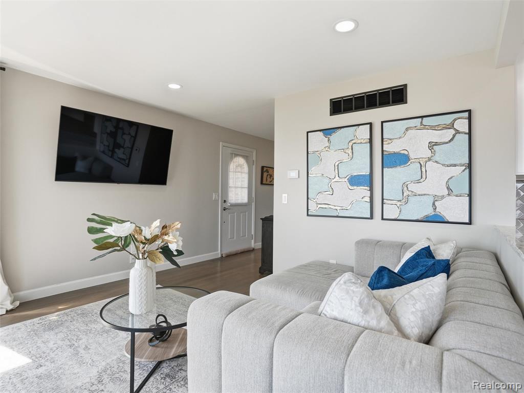 102 Lac Sainte Claire Drive, Saint Clair Shores, MI 48082 — Photo 18