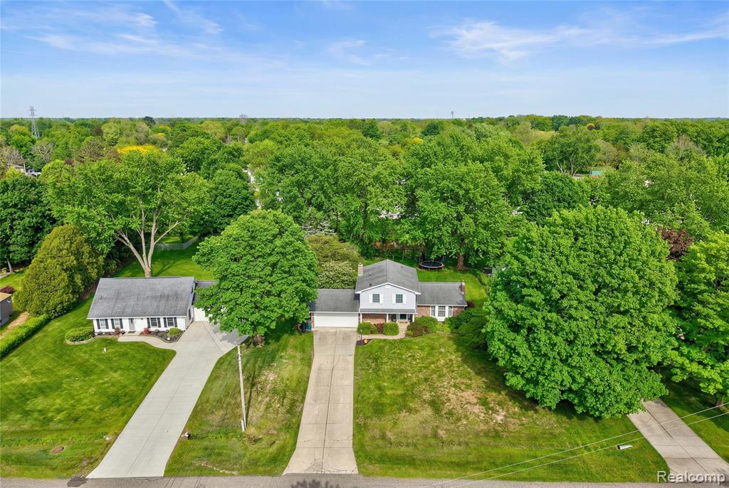1070 Woodview Drive, Flint, MI 48507 — Photo 8