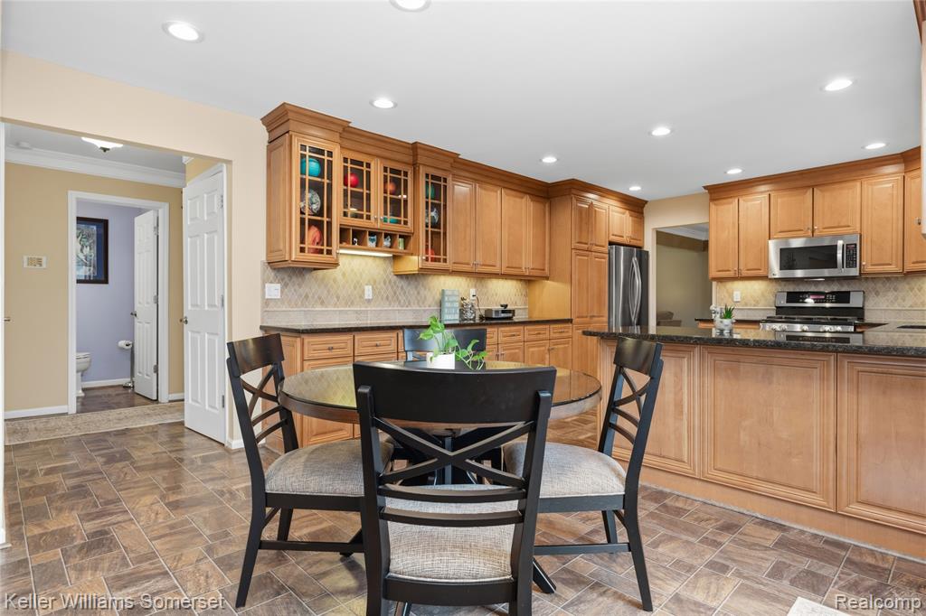 447 Antoinette Drive, Rochester Hills, MI 48309 — Photo 29