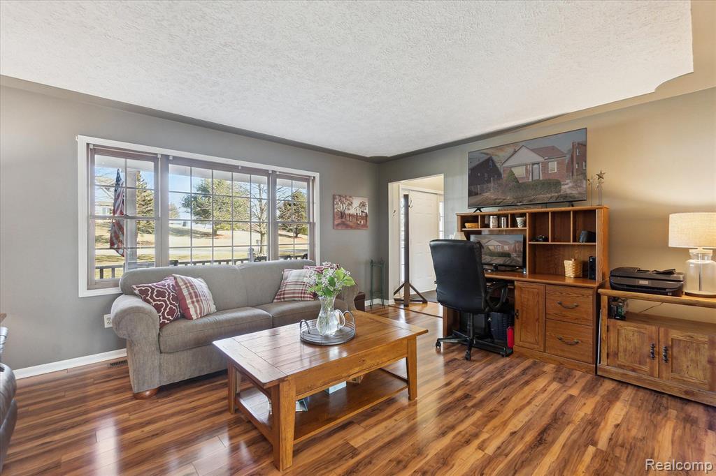 7694 THUNDER BAY Drive, Pinckney, MI 48169 — Photo 9