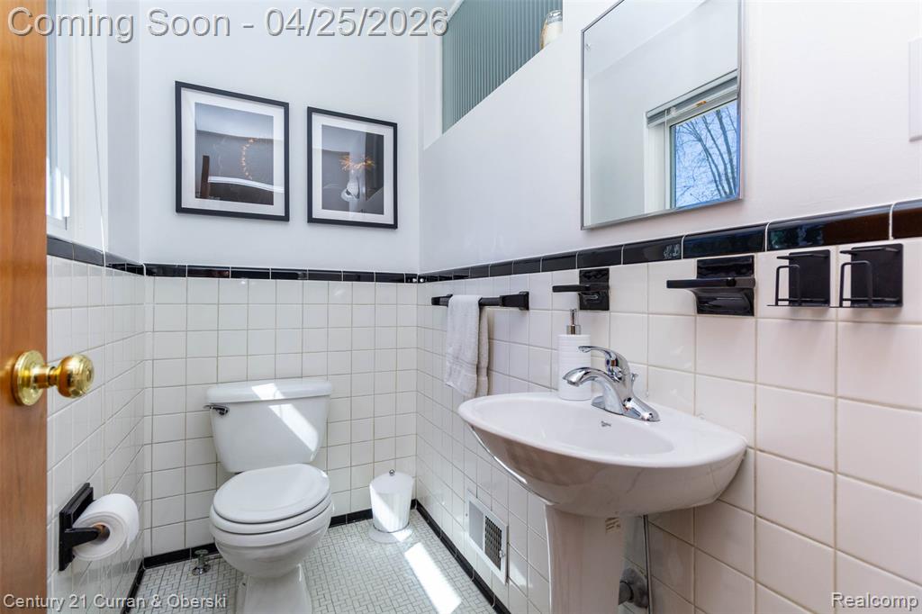 22803 Manning Street, Farmington, MI 48336 — Photo 20