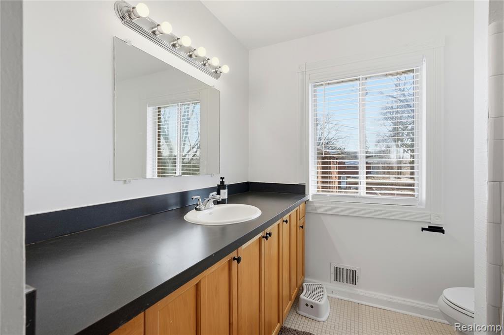 20648 Williamsburg Court, Harper Woods, MI 48225 — Photo 11