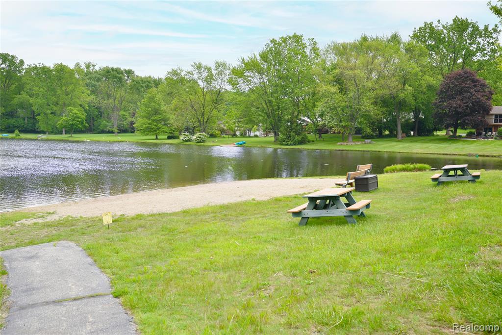 6835 Limerick Lane, Troy, MI 48098 — Photo 37