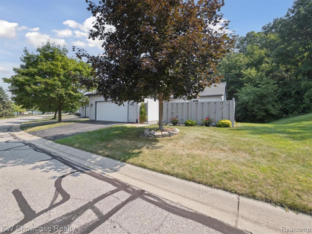 2933 E Telluride, Brighton, MI 48114 — Photo 2