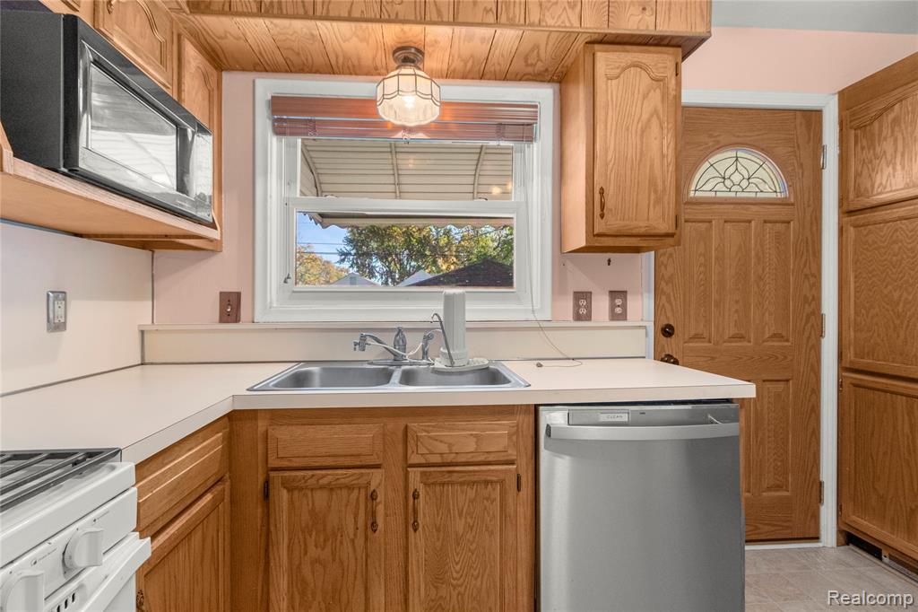 4915 Raymond Avenue, Dearborn Heights, MI 48125 — Photo 13