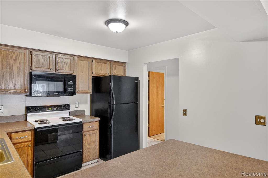 4364 S Meadow Drive, Waterford, MI 48329 — Photo 12