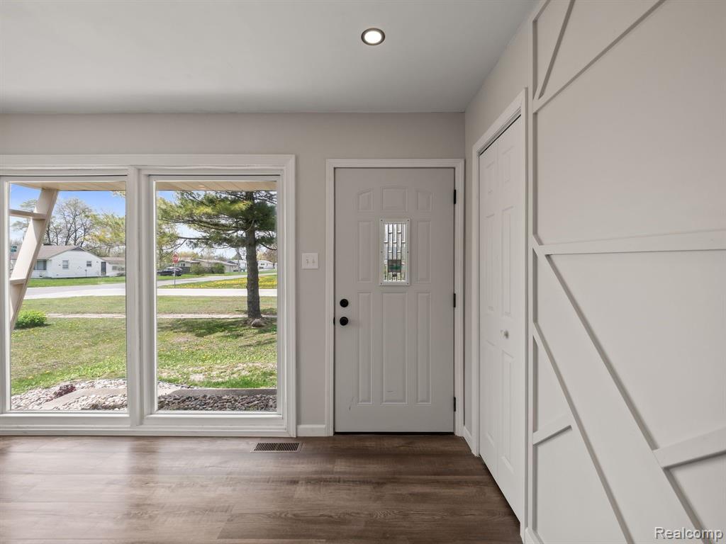 558 S 24TH Street, Saginaw, MI 48601 — Photo 8