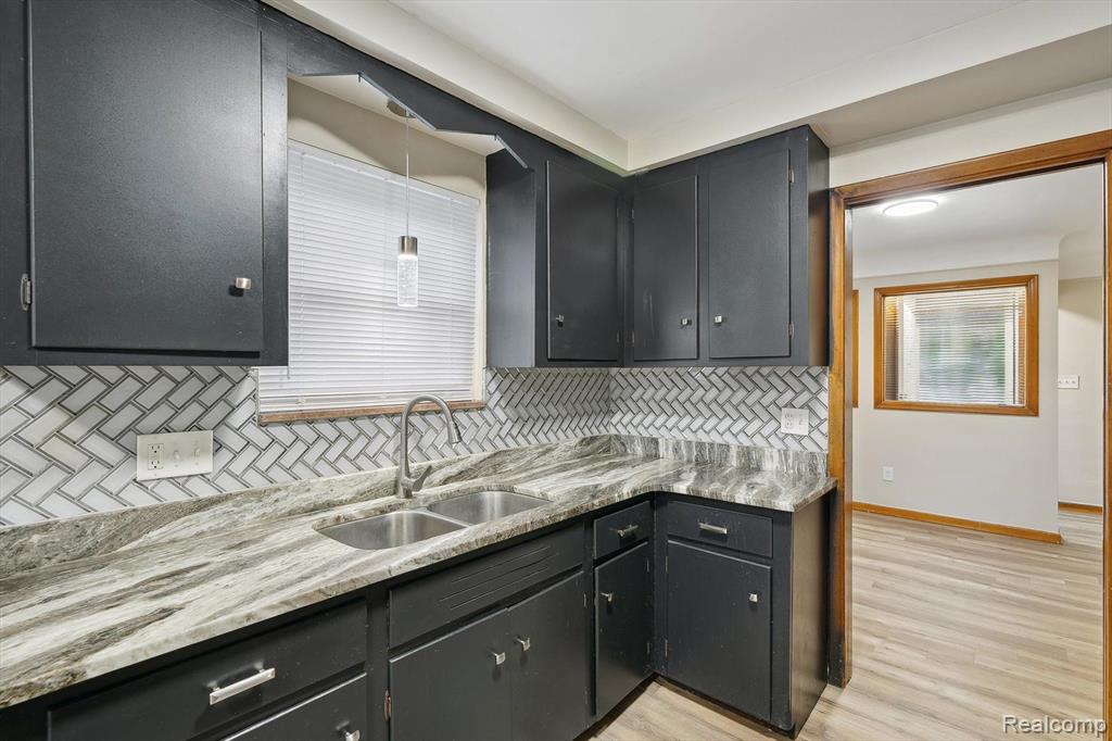 8356 GLENGARY Street, Dearborn Heights, MI 48127 — Photo 11