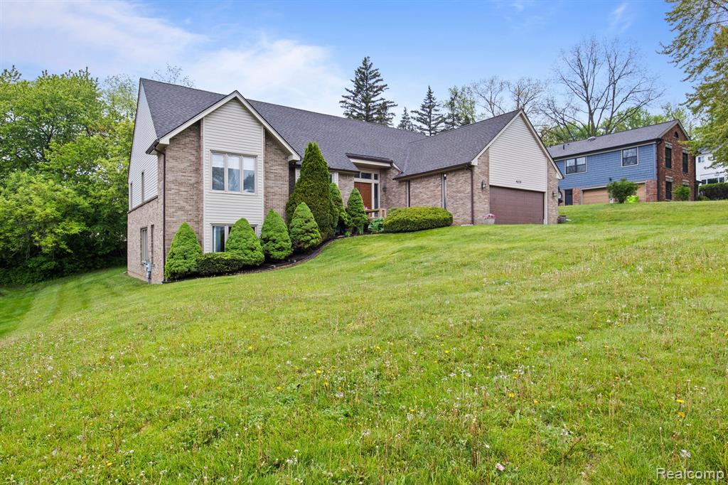 4578 PINE VILLAGE Drive, West Bloomfield, MI 48323 — Photo 2