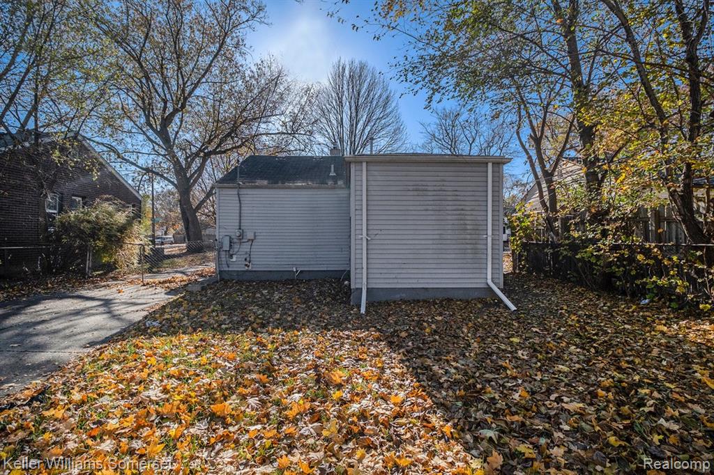 18591 Kingsville Street, Harper Woods, MI 48225 — Photo 11