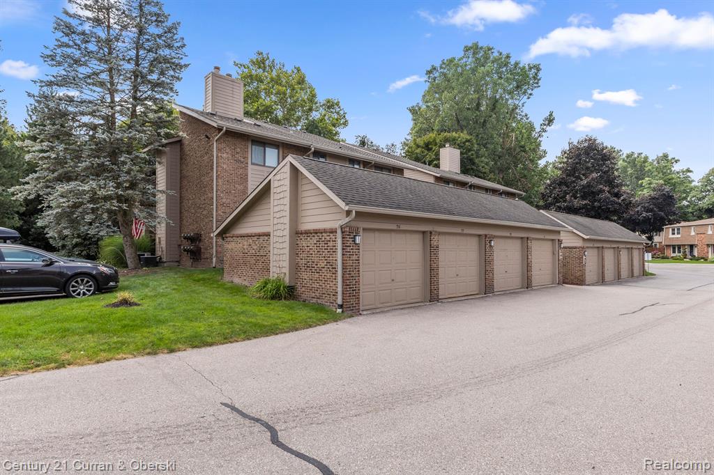 11865 SYCAMORE Drive, 31, Plymouth, MI 48170 — Photo 3