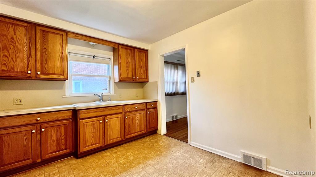 8252 Dale Street, Dearborn Heights, MI 48127 — Photo 6