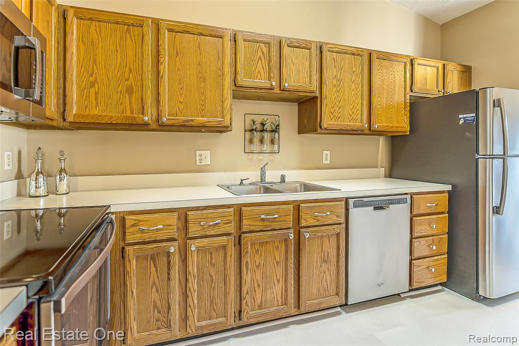 62177 TICONDEROGA, 4, South Lyon, MI 48178 — Photo 9
