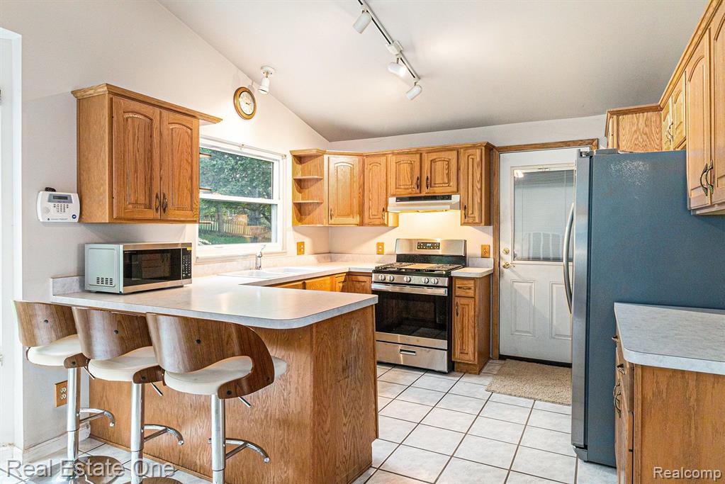 8830 SKYLANE Drive, Brighton, MI 48114 — Photo 7