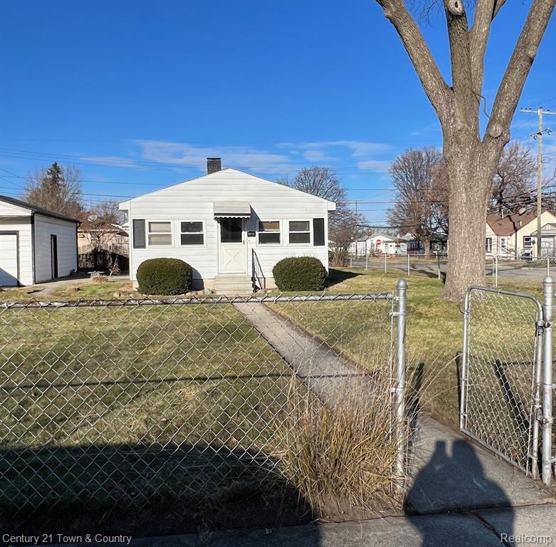 697 E ANNABELLE Avenue, Hazel Park, MI 48030 — Photo 2