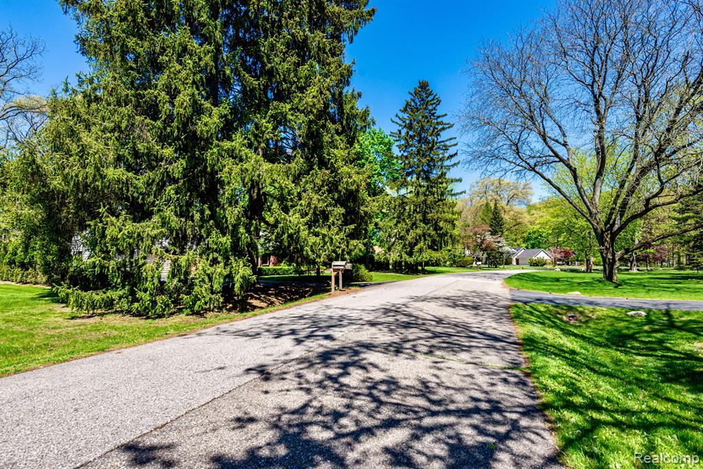 6861 N CLUNBURY Road, West Bloomfield, MI — Photo 38