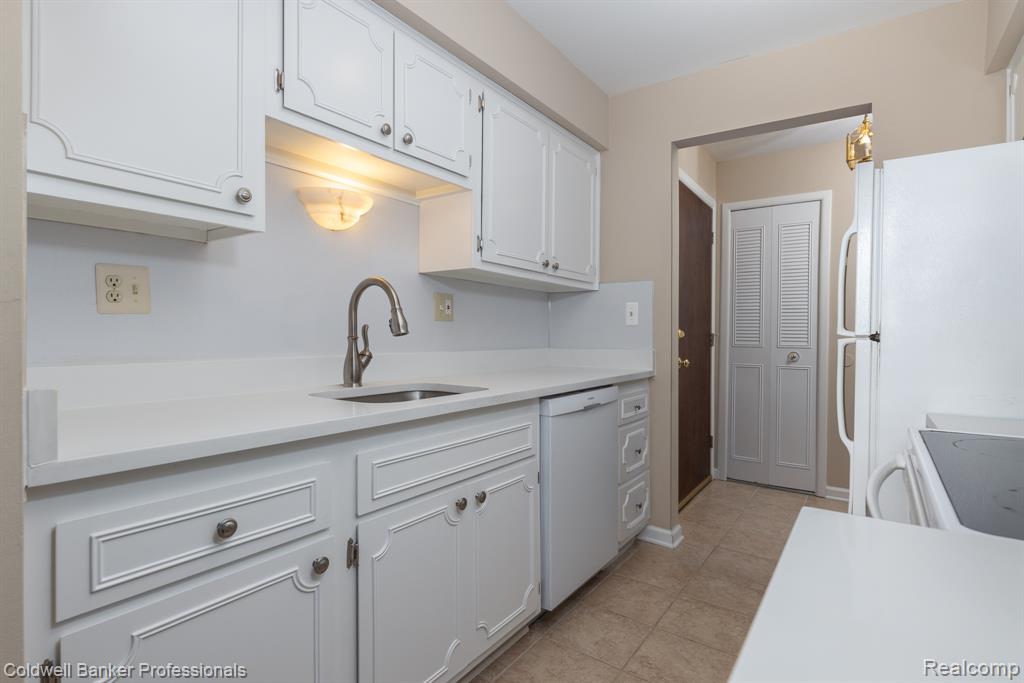 425 Riviera Drive, Saint Clair Shores, MI 48080 — Photo 21