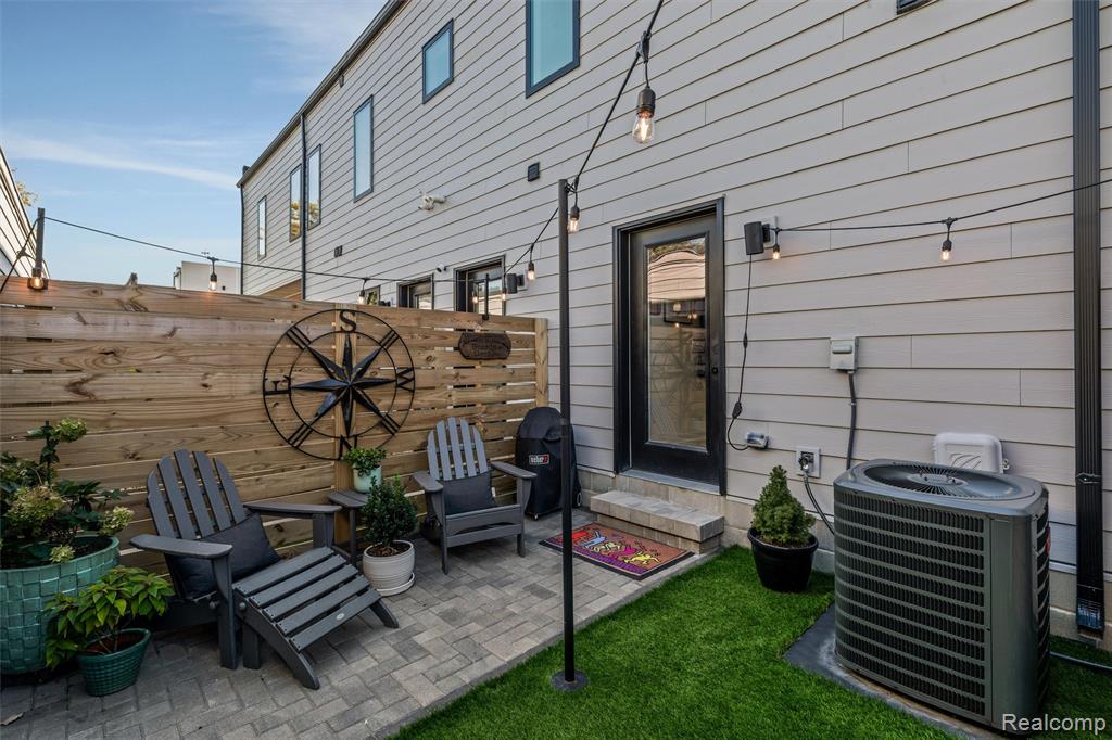 2736 Harrison Street - Photo 5